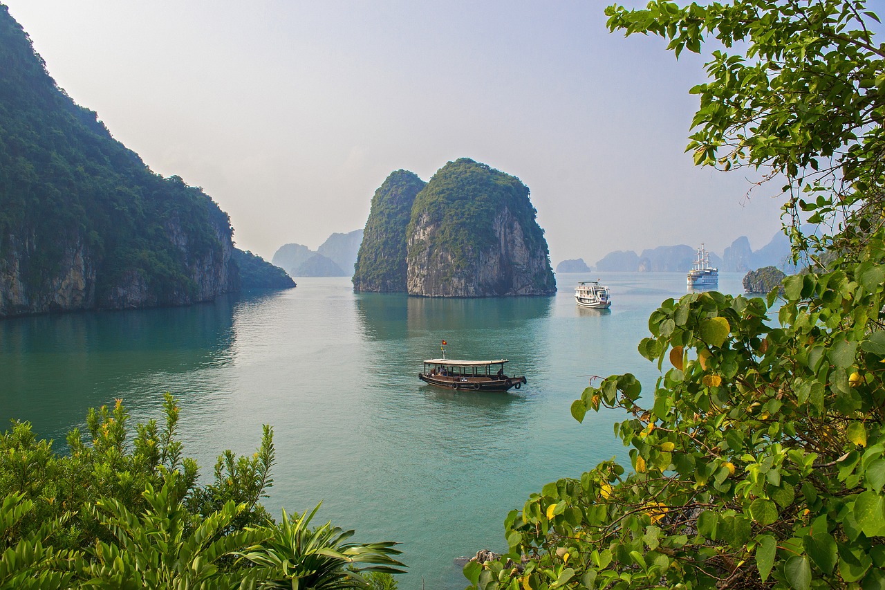 How to Be a Responsible Tourist in Vietnam’s Halong Bay